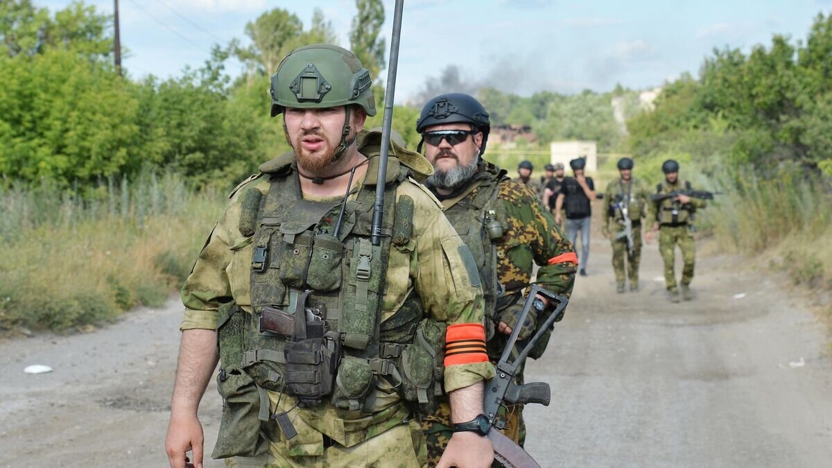    Бойцы 6-го казачего полка имени Платова ЛНР и специального полка полиции имени Героя России Ахмата-Хаджи Кадырова в Лисичанске© РИА Новости / Виктор Антонюк