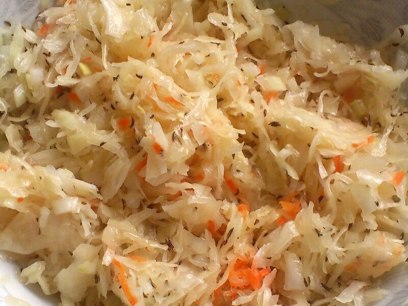 Капуста морковь соль. Капуста белокочанная квашеная. Капуста квашеная с тмином. Квашеная капуста с тмином и морковью. Квашеная капуста с укропом.