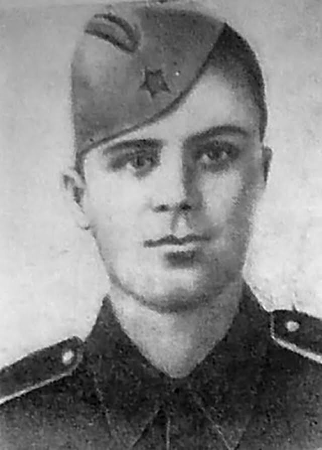 Магомед-Загиду не было и 20 лет, когда его — уроженца села Карата Ахвахского района Дагестана в 1942 году призвали в ряды Рабоче-крестьянской Красной армии. О нем и его подвиге стало известно из воспоминаний Михаила Осипова — корреспондента советской фронтовой газеты, который встречался с Магомед-Загидом и его сослуживцами до событий, о которых пойдёт речь ниже, а с одним из них — уже после героической гибели его товарищей.

В 1944 году Абдулманапов служил в танковой части. Молодой человек среднего роста, с большими чёрными изогнутыми бровями и огромными живыми глазами имел славу отважного разведчика, который неоднократно ходил по тылам врага. Он был простым в жизни, скромным, очень подвижным и вечно веселым. Товарищи, служившие с ним, никогда не видели его угрюмым, даже в самые тяжелые минуты. Воспоминания о доме, о Дагестане оживляли его ещё больше.

«Хорошо у нас. Горы, зелень, много воздуха, всегда яркое солнце. Вот добьем врага, тогда снова буду жить в горах. Будет тихо, спокойно и весело. Опять буду песни петь и буду дома», — говорил боец в разговоре с Осиповым. Разведчики любили его простые песни, хоть и не понимали его языка.