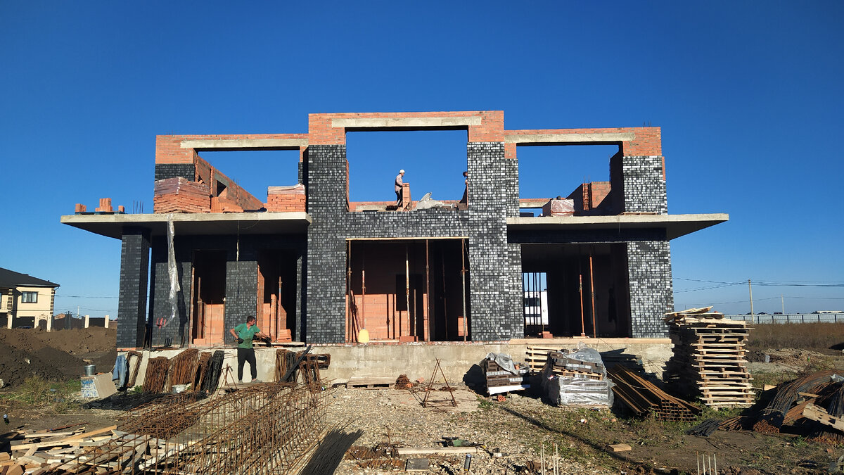 Ты только посмотри как кирпич играет на солнышке. Это Recke, мой любимчик.