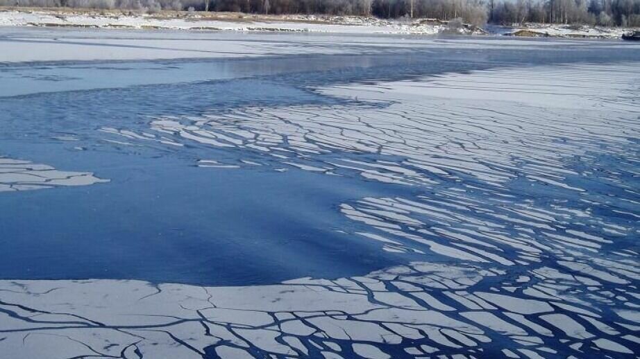     Как только реки и озера начали затягиваться ледяной коркой, на водоемы потянулись любители зимней рыбалки и отдыхающие.