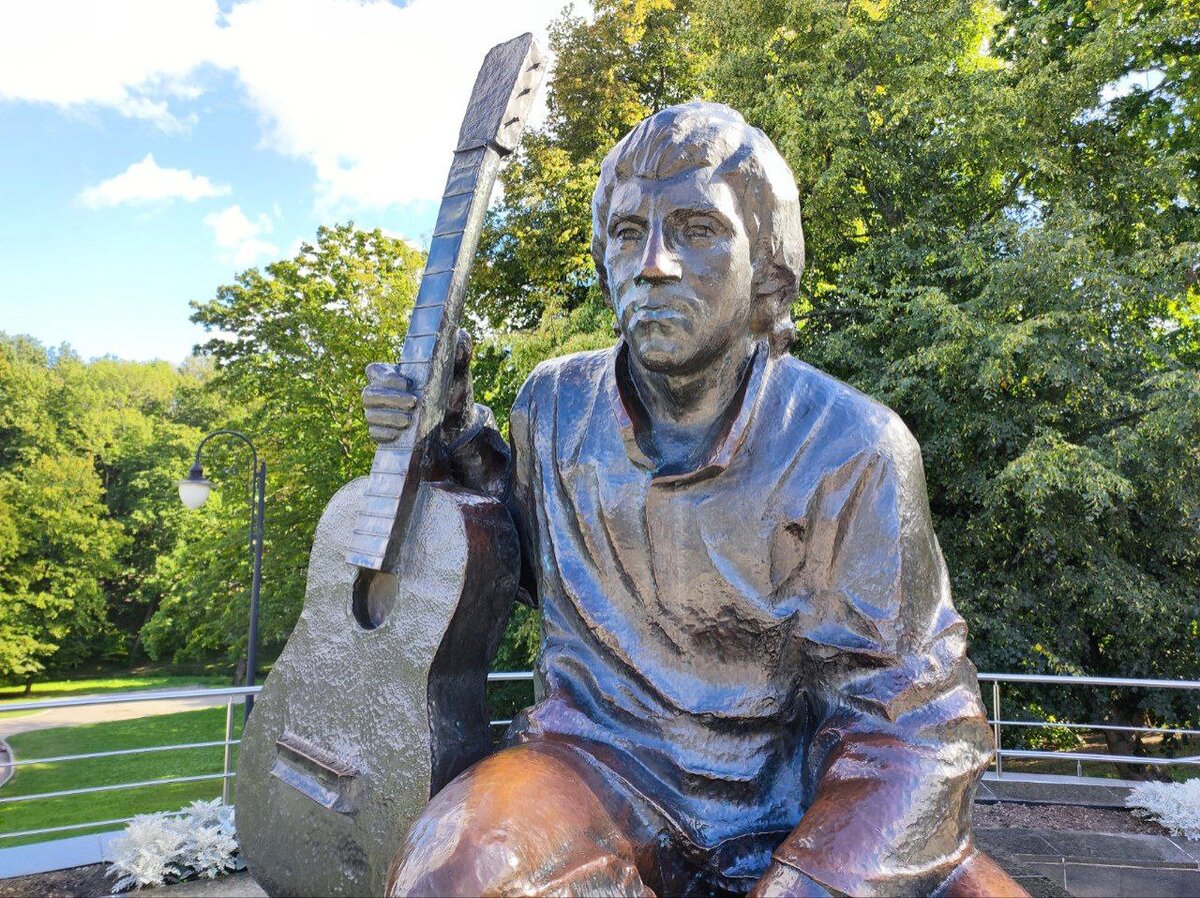 Памятник Владимиру Высоцкому в Калининграде. Источник — dzen.ru/pa_myatnik