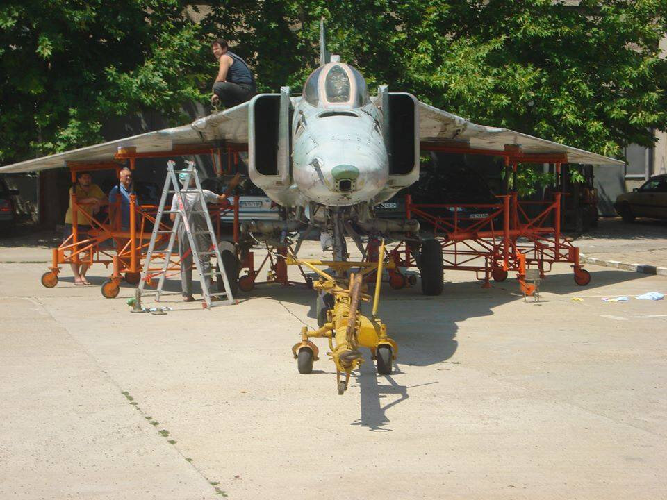 МиГ-23БН в процессе расстыковки и транспортировки