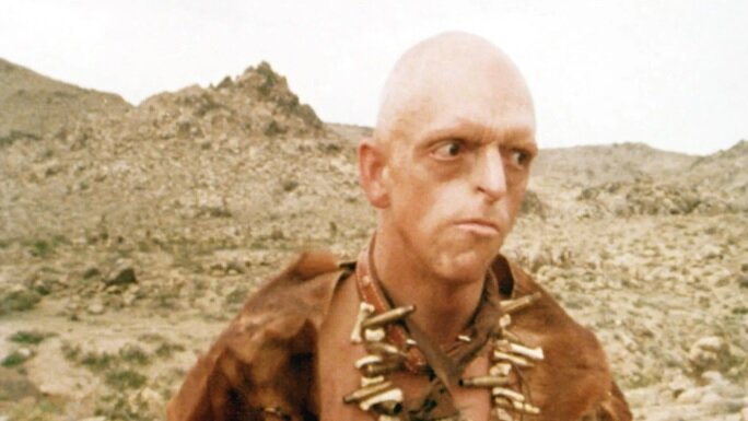 Майкл Берриман  в роли Плутона. Кадр из фильма "У холмов есть глаза", 1977