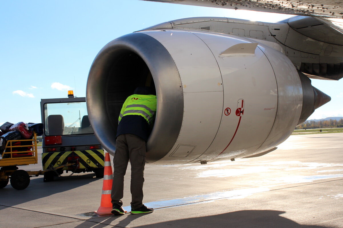 Это последние солнечные лучи. В скором времени ветер оборвет с деревьев остатки листьев, и надует свинцовые тучи, из которых выпадет первый снег. Все погрузится в монохром, и только ливреи порой будут радовать взгляд в аэропорту. Пока же здесь буйство красок. На перроне кипит жизнь. Кто-то улетает, кого-то ждут с минуты на минуту, кто-то сам ждет обслуживания. Жизнь на перроне может замереть, но ненадолго. Зима добавит хлопот, а пока можно не только полюбоваться на борта, но и на последние краски осени. Добро пожаловать на перрон!