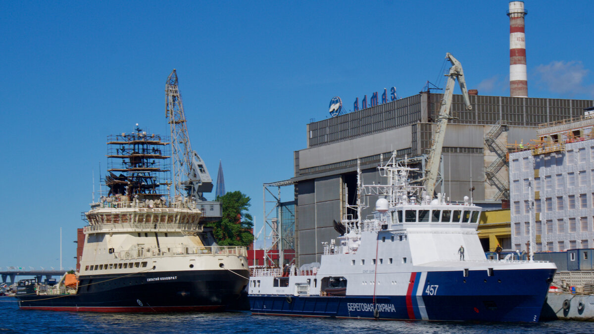 Пограничный патрульный корабль ППК-831 типа "Пурга" и ледокол ВМФ "Евпатий Коловрат".