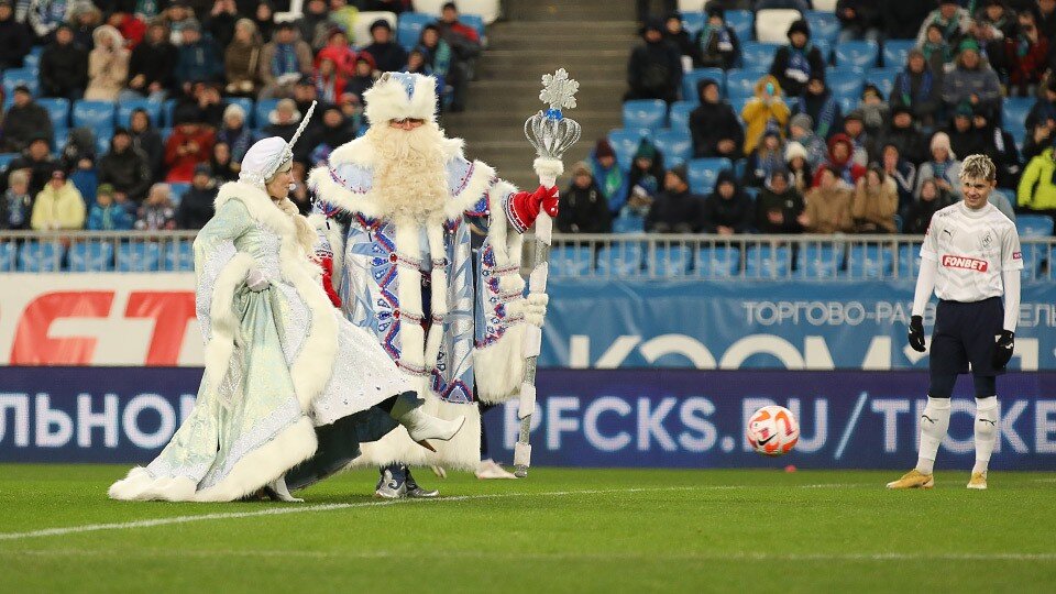     Первый удар по мячу сделала Снегурочка  с сайта ФК "Крылья Советов" (Самара).