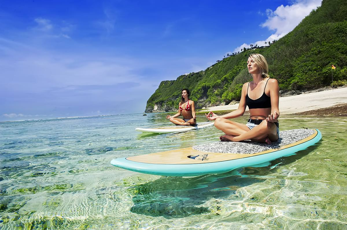 Отдыхающие на Бали. Пляж карма Кандара. Карма Бич Бали. Летний туризм.