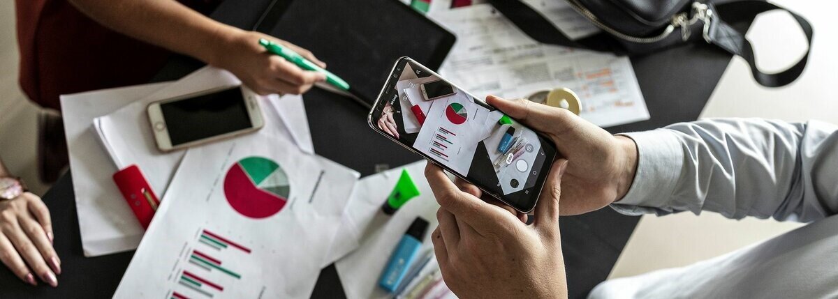 Компанию по установке окон можно выбрать на официальном сайте оконного бренда. Например на сайте РЕХАУ вы найдете карту дилеров, чтобы легко найти сертифицированного поставщика окон.