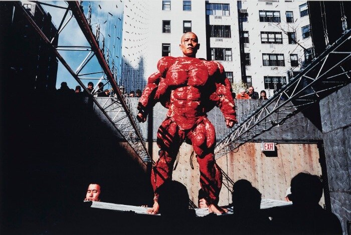 Чжан Хуань. Мой Нью-Йорк. 2002. Документация перформанса на Биеннале Уитни в Музее американского искусства Уитни, Нью-Йорк. Источник: sothebys.com.