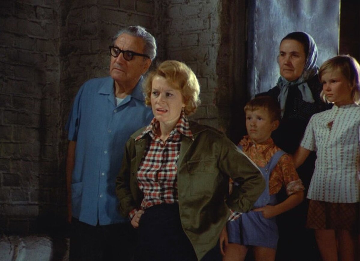 Людмила Ивановна при исполнении своих должностных обязанностей. Кадр из фильма "Афоня". Источник фото - www.filmpro.ru