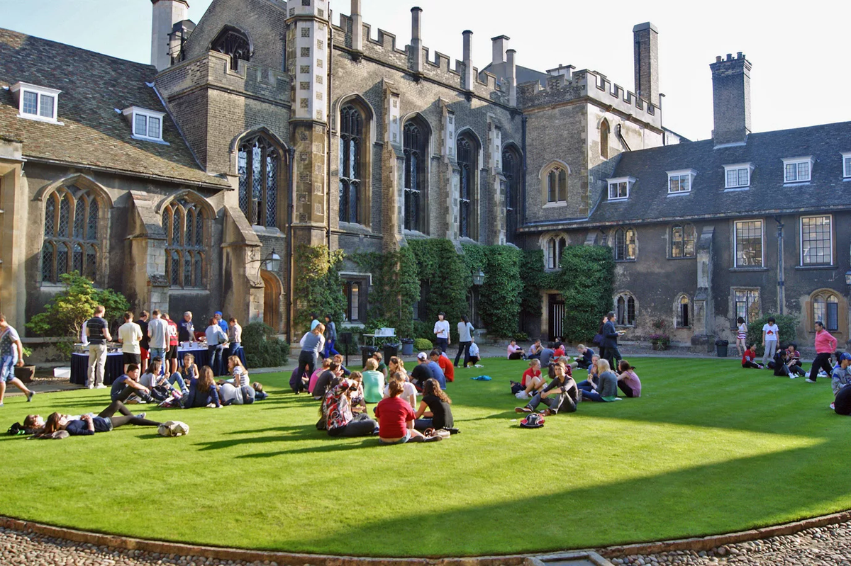 Cambridge university college. Кембриджский университет в Англии. Оксфордский университет и Кембриджский университет. Кембридж Англия колледжи. Университеты Оксфорда и Кембриджа в Англии.