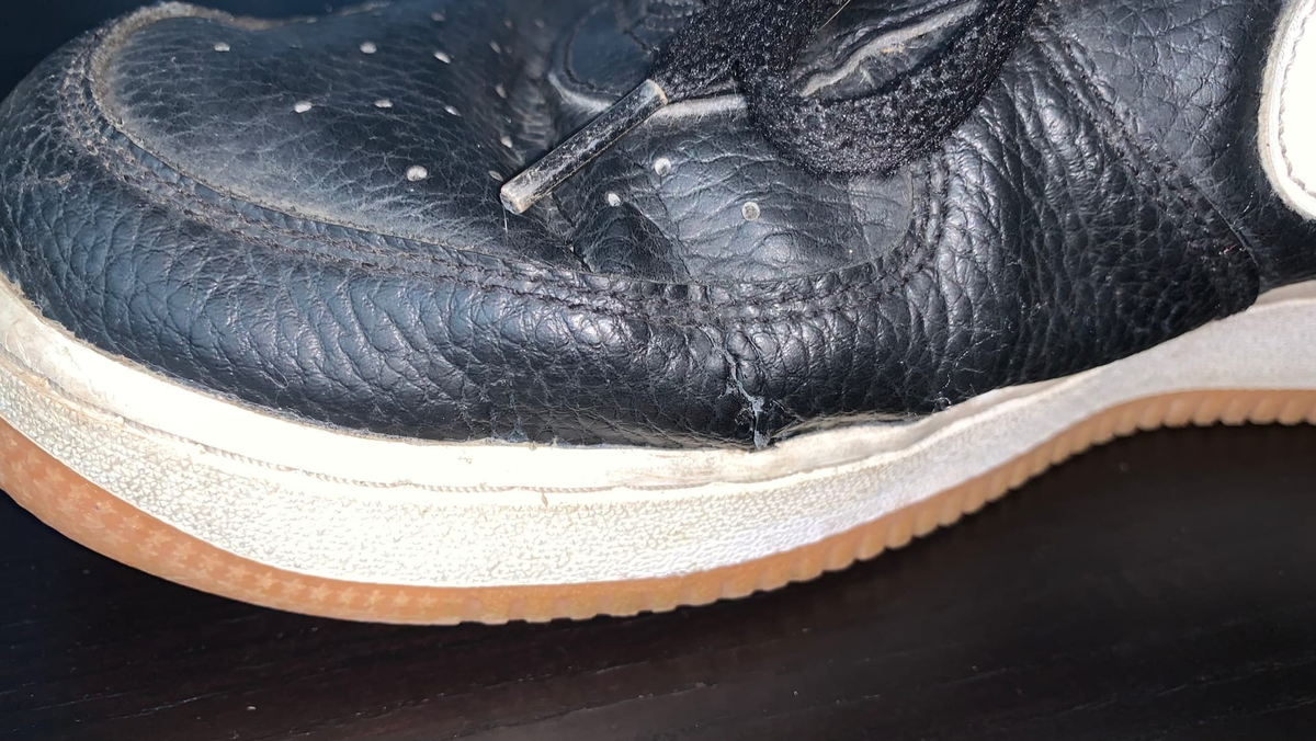 Проблема на правом кроссовке