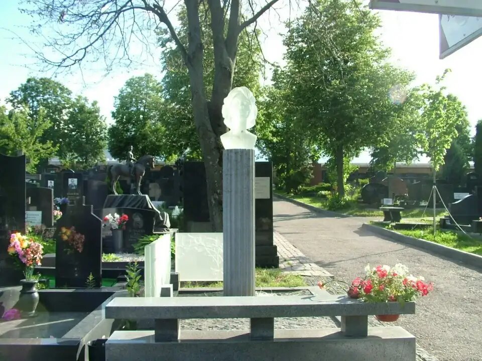 Памятник полищук на троекуровском кладбище фото