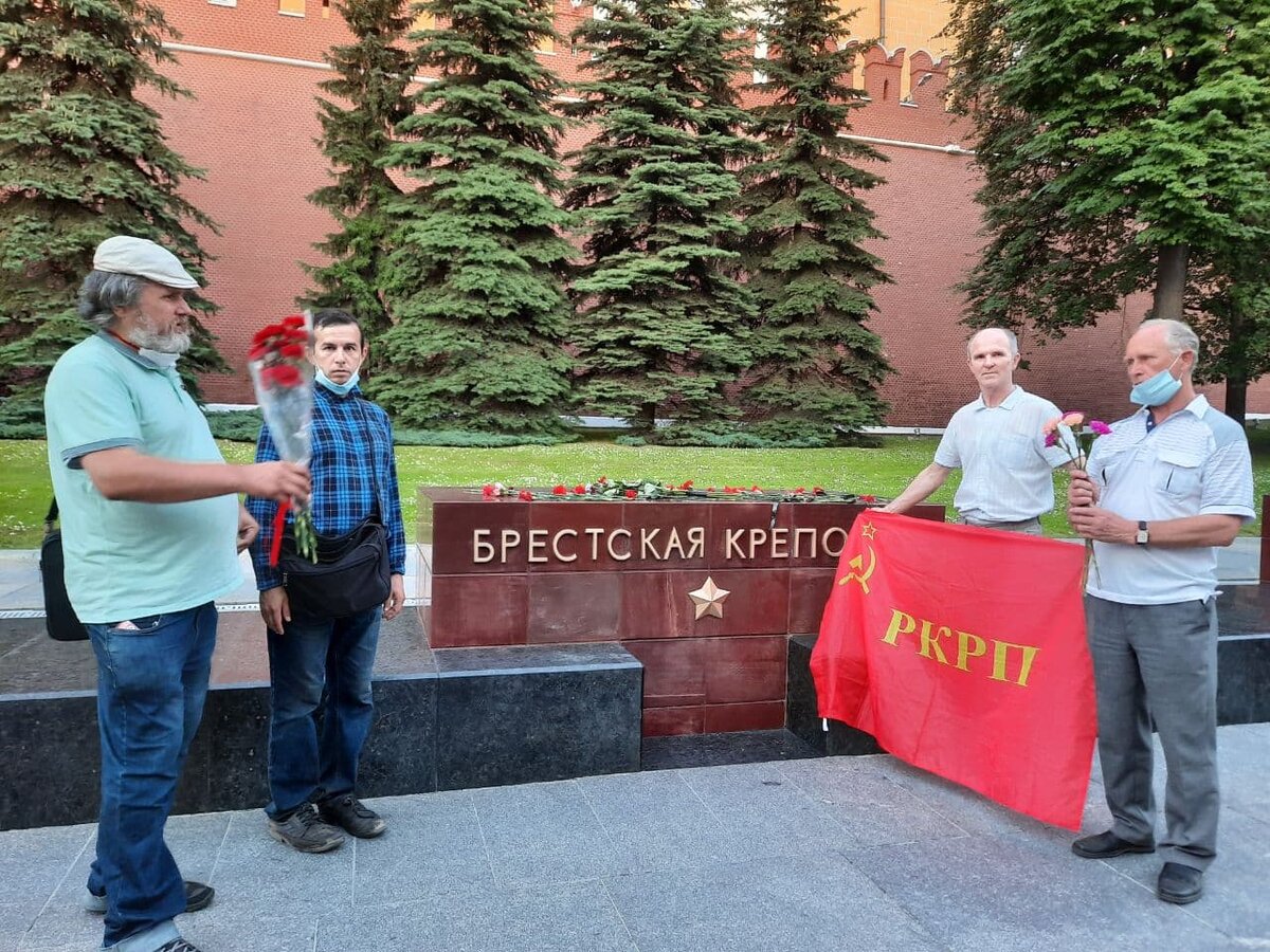 Возложение цветов к Вечному 