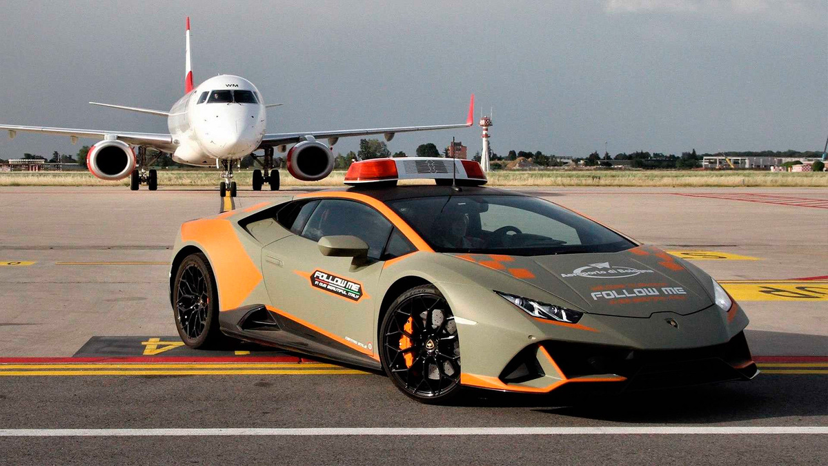 Lamborghini Huracan Evo стал машиной сопровождения в аэропорту