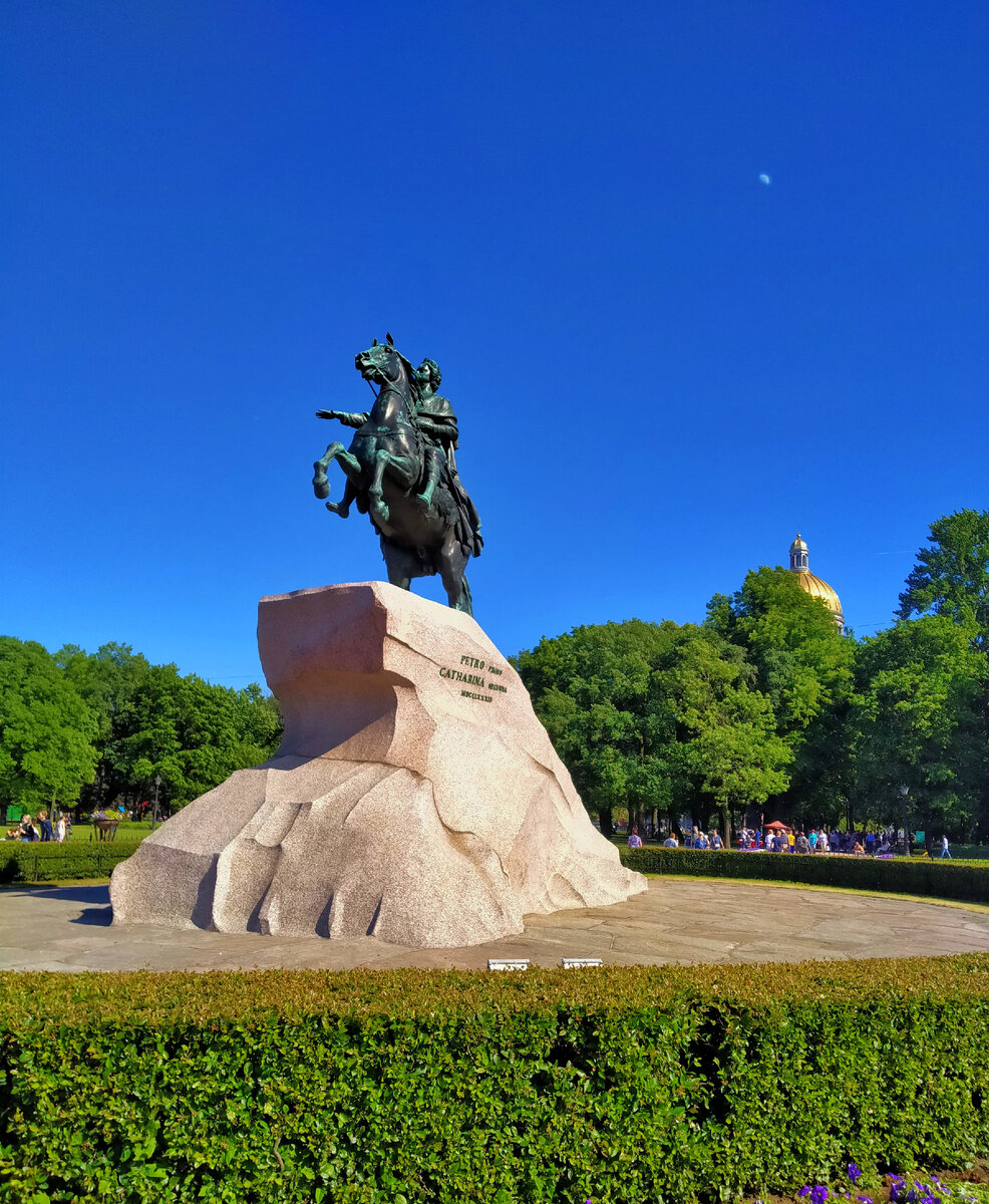 Медный всадник — памятник Петру I на Сенатской площади. ФОТО АВТОРА.