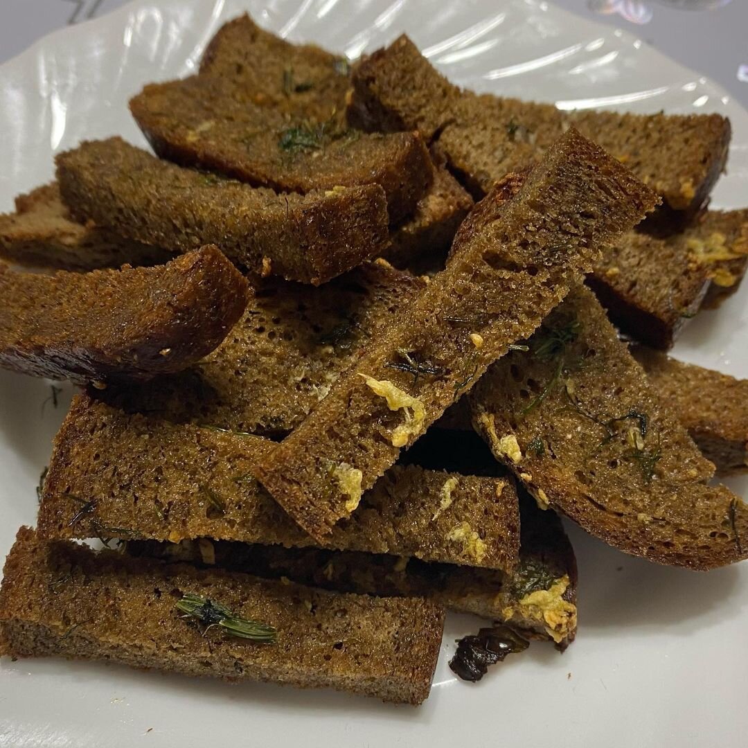 Аппетитные сухарики из пшеничного багета с травами и оливковым маслом — пошаговый рецепт с фото