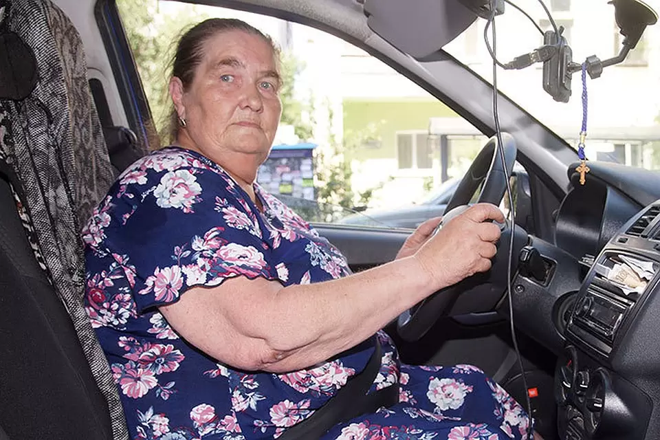 Пожилой за рулем. Пожилой автомобиль. Бабуля за рулем. Пожилая женщина в машине.