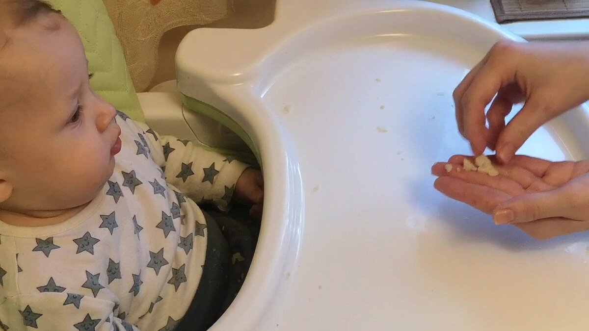 Первые микропорции цветной капусты. Сашке тут около 8 месяцев, корчился дико, но жевал и просил еще)))