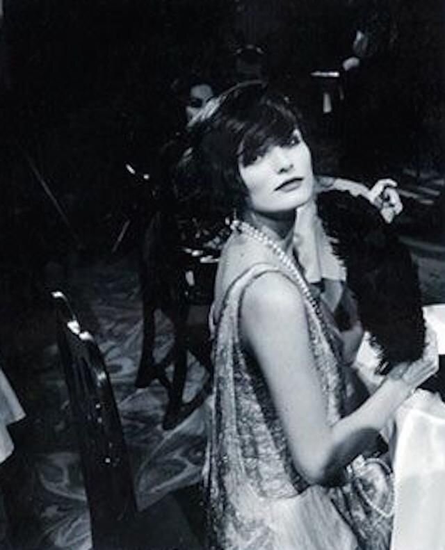 Коко Шанель в кабаре, 1923 год 