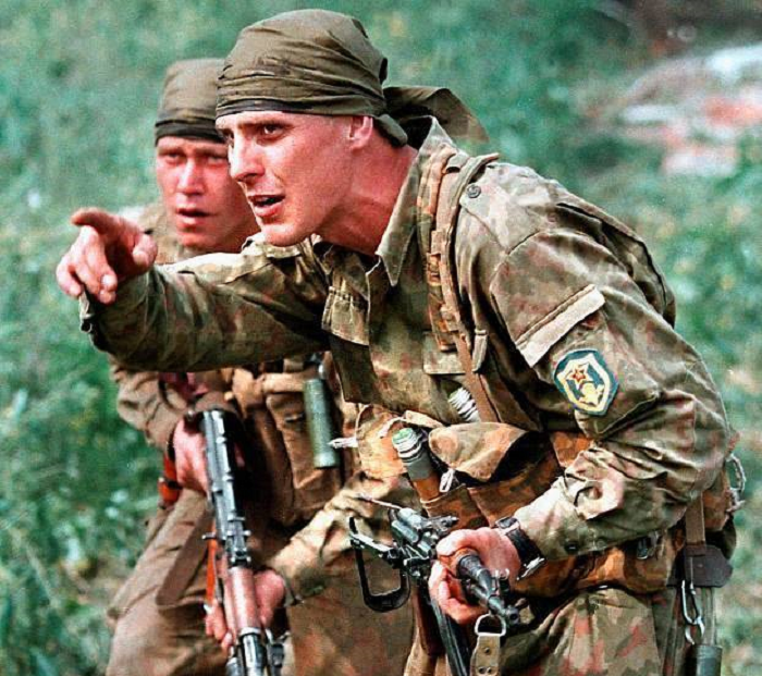 Штурм президентского дворца в грозном 1995. Пулемётчик пкм чечня 1995. Чеченские боевые действия годы. Чеченские боевые действия годы. Чеченские боевые действия годы.