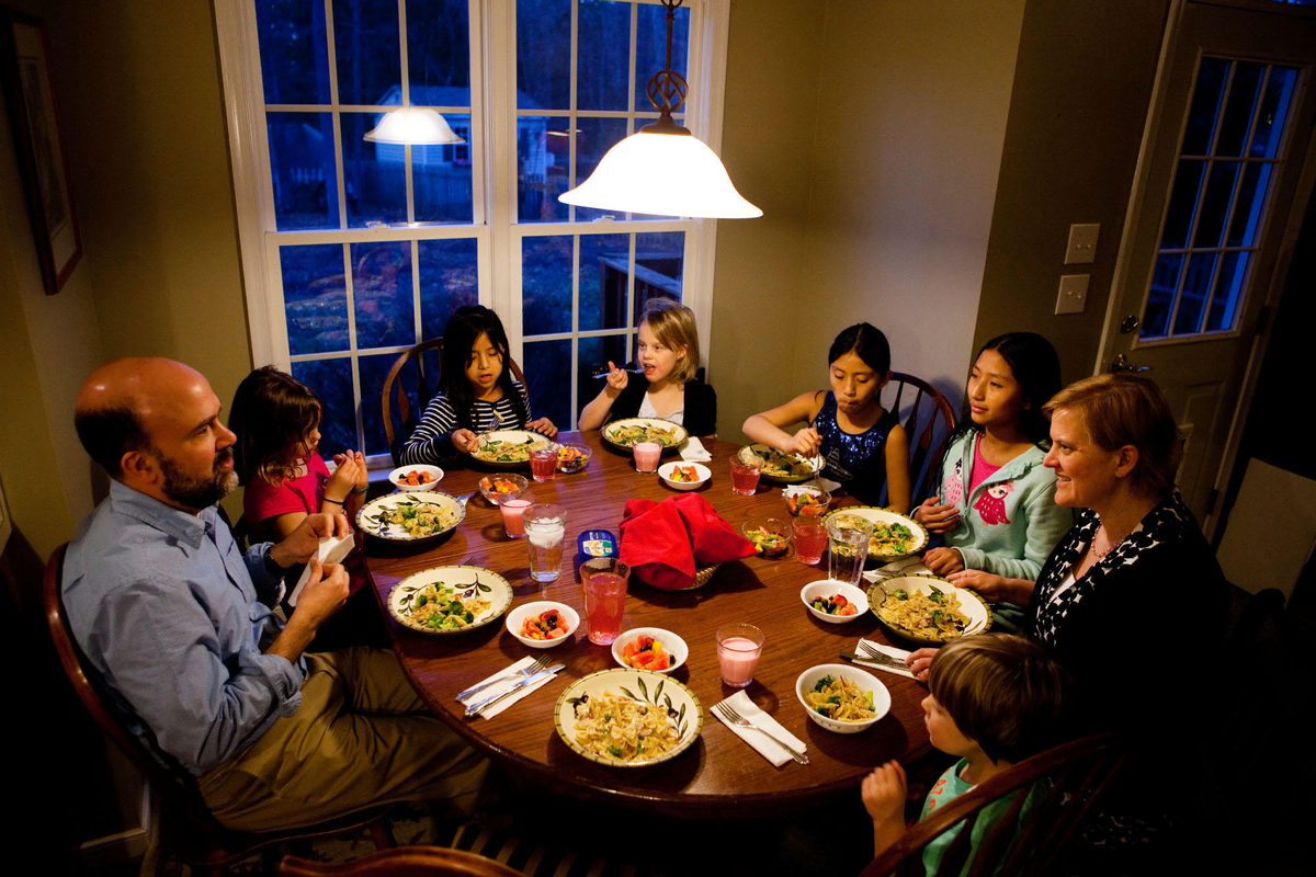 Как будет ужин на английском. Семья обедает за столом. Семейный ужин. Ужин с семьей. Семья за круглым столом.