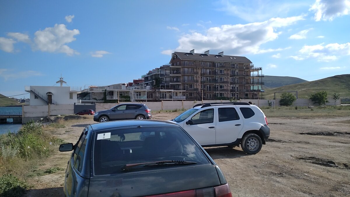 Площадка между эллингами "Старт" и "Катран"-"Катрин". Она не заасфальтирована, поэтому после дождей бывает грязной, с большими лужами.