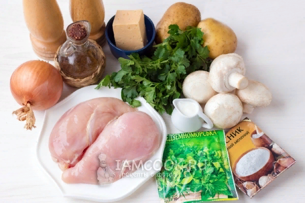 Для приготовления куриной грудки «под шубой» в духовке подготовьте ингредиенты по списку.