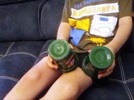 А потом аналогично поступаем со вторым, и получаем два продырявленных стаканчика