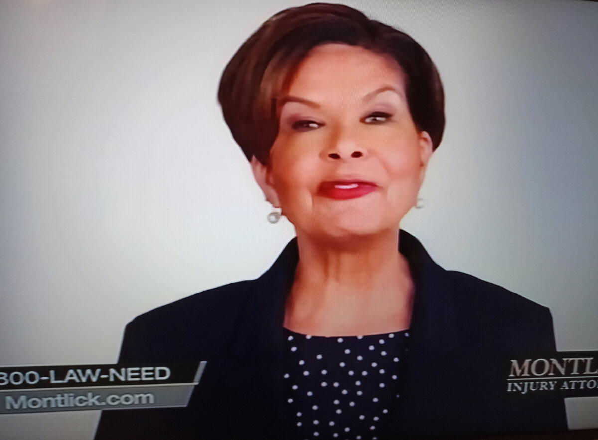 Фотография сделана прямо с телевизора. Реклама страховой компании.