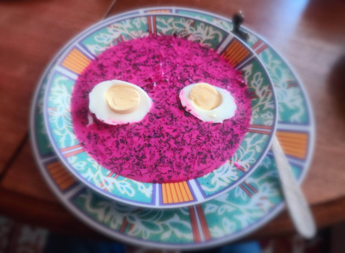 Шалтибарщай/Šaltibarščiai (свекла, огурцы, яйца, кефир 3,2%, тан 1,5%, укроп, протёртый с солью зелёный лук, оливковое масло)