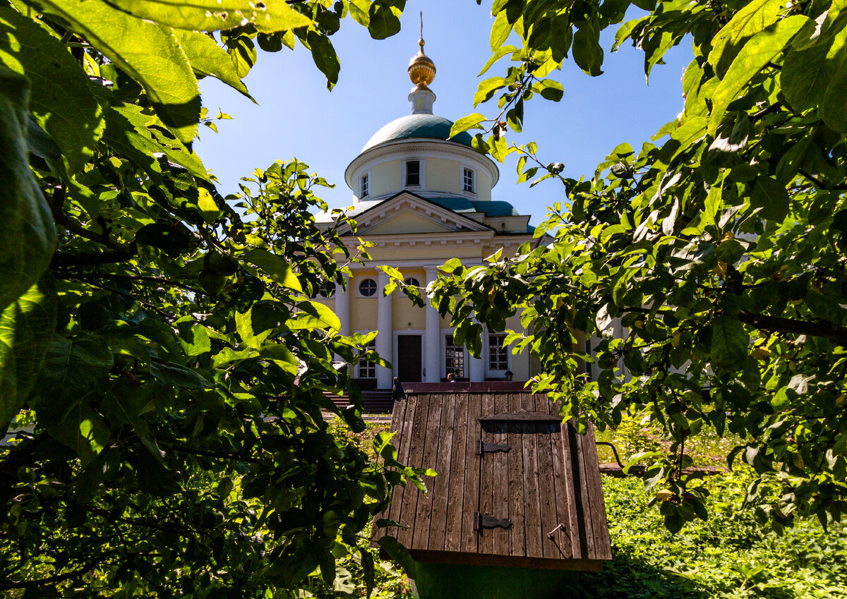 Горки ленинские храмов. Храм горки Ленинские. Екатерининская пустынь. Храм в Горках Ленинских фото. Храм на Горке Луга.