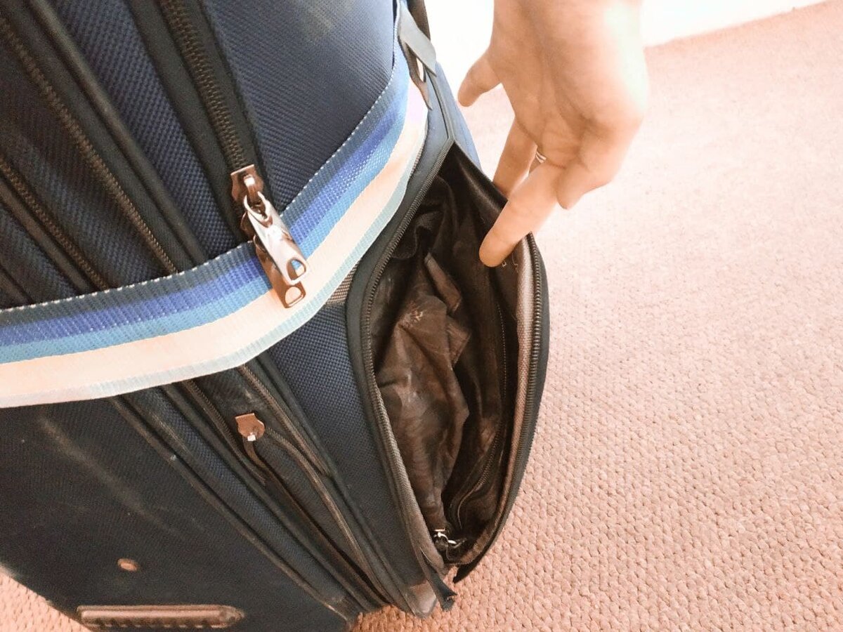 Вот что произошло с моим чемоданом после трёх пересадок (грязный, отбиты бегунки, разорвана молния а еще разбито моё любимое зеркало для мейка)