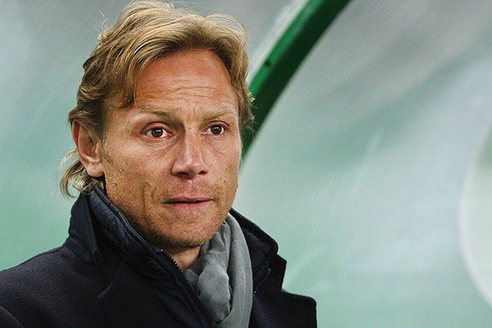 52-летний Валерий Карпин - новый главный тренер сборной России. Президент РФС Александр Дюков прокомментировал назначение спортсмена. 
«Он не нуждается в представлении футбольным специалистам и болельщикам. Он был одним из лучших российских игроков своего поколения, ярко выступал и за клубы, и за сборную России. После завершения карьеры игрока Валерий Георгиевич получил богатый тренерский опыт, в том числе в последние годы успешно работая в клубе «Ростов». Сборная для него - новый вызов. И мы увидели с его стороны желание и готовность этот вызов принять»,  сообщил Дюков. Место наставника национальной команды стало вакантным после провала на Евро и отставки Станислава Черчесова. Контракт с новым тренером действует до конца этого года. Если его команде удастся продемонстрировать отличную игру в ближайших матчах, то контракт будет продлен. Уже в сентябре  матчи отбора на Чемпионат мира 2022-го года, и мы увидим его в деле.