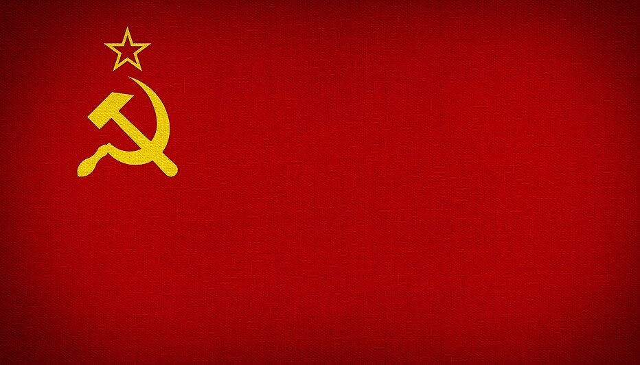 Серп и молот картинка на красном фоне