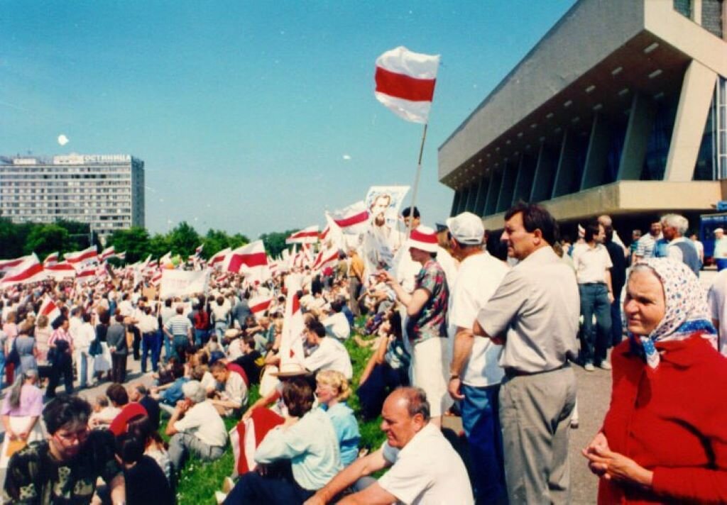 Празднование Дня Независимости у дворца спорта в Минске в 1996-м году