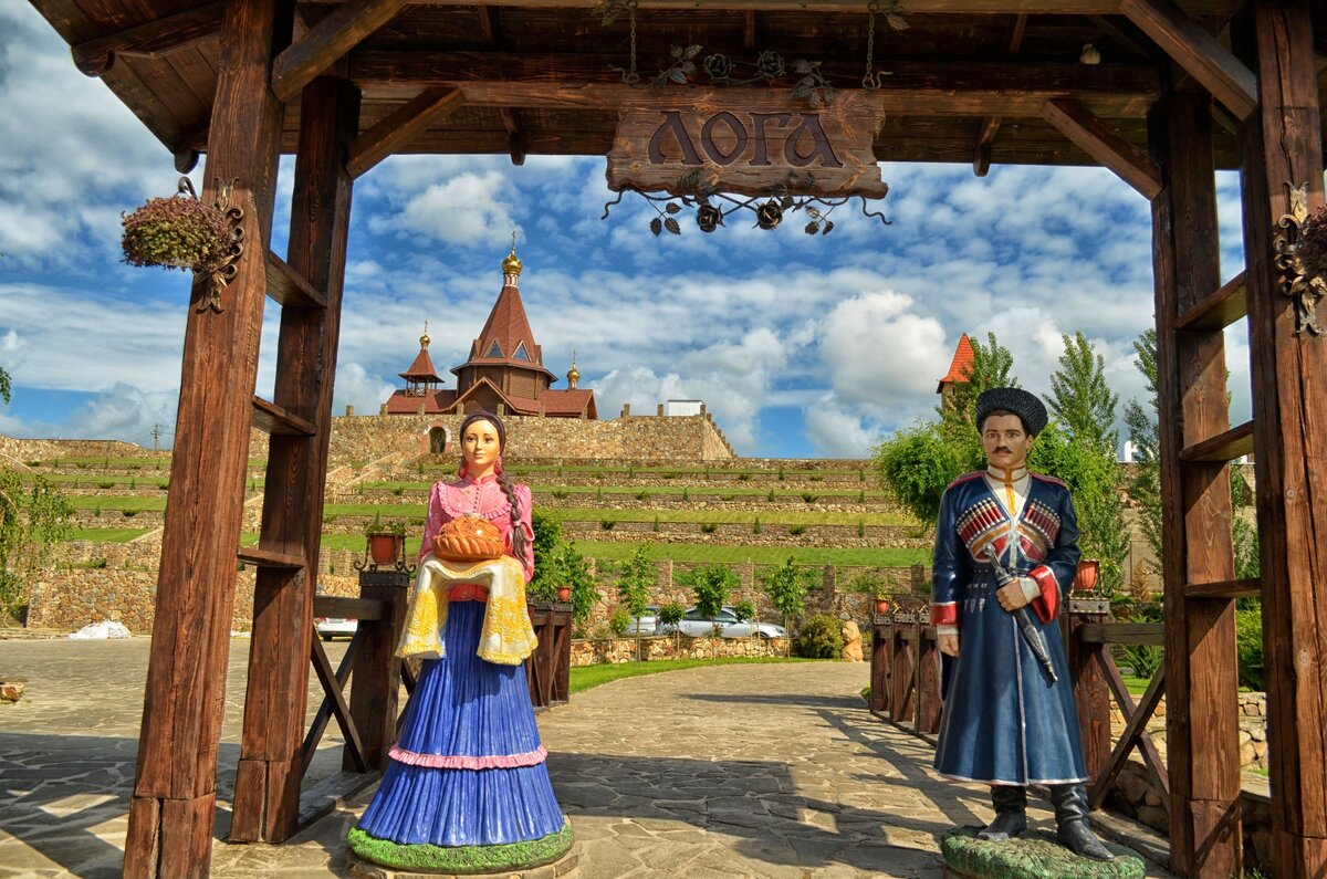 Казак и Казачка встречают гостей. 