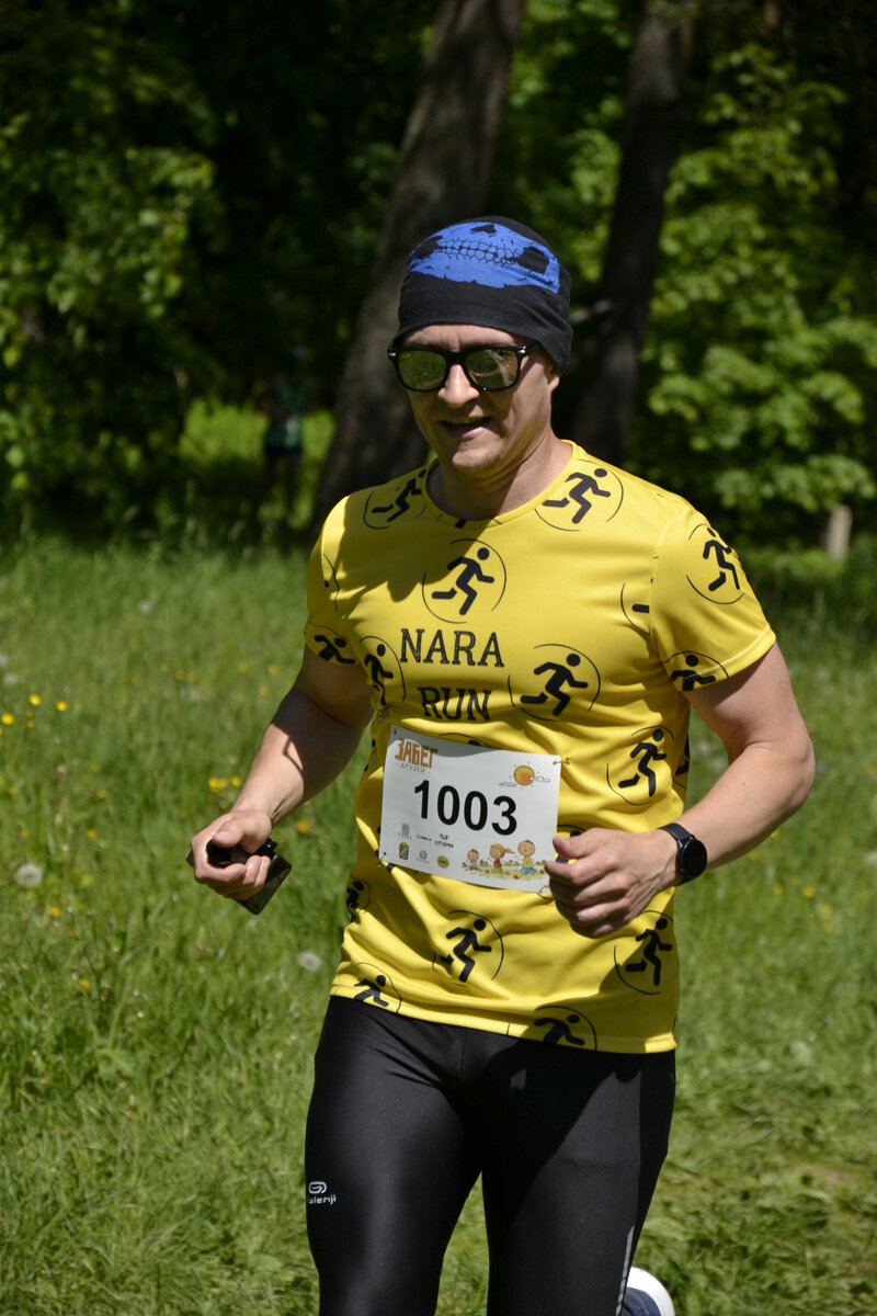 Когда я бегу в лесу, то представляю себя первобытным человеком, который бежит за добычей (или от добычи 🤔). 
В лесу главное не останавливаться, может напасть стая кровожадных кровопийц (я конечно сдаю кровь, но не для комаров, сорян 🤷‍♂️).

Также очень важно смотреть под ноги, чтобы не оступиться о корень дерева, не наступить на ужа или не задеть борщевик.

Лес - это одновременно и место силы, и место слабости, одно балансирует с другим.

В лесу можно зарядиться энергией или покалечиться и только ты можешь повлиять на это, если забрёл сюда.

Кто-то может подумать, что я что-то курю, раз меня посещают такие мысли, но я скажу дело в беге, эффект похожий, только для здоровья полезнее.

Да, в принципе и бегом можно покалечиться, главное техника и экипировка. Впрочем это уже другая история...