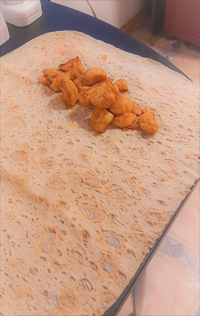 выкладываю курицу на лаваш