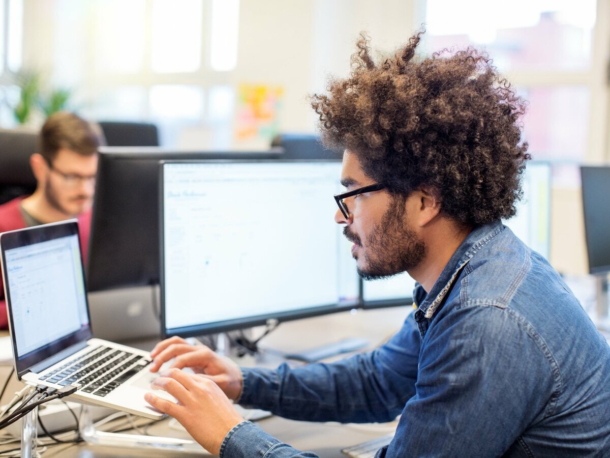 Computer science для программиста. Программист. Человек за компьютером. Программист за компьютером. It специалист.