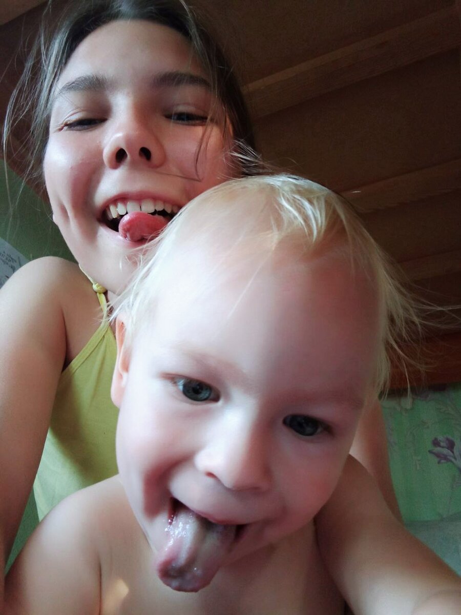 Дети дурачатся