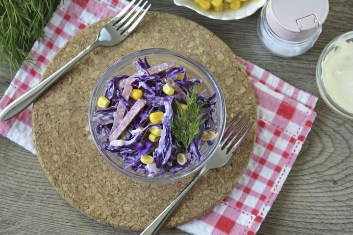 Салат с краснокочанной капустой и колбасой