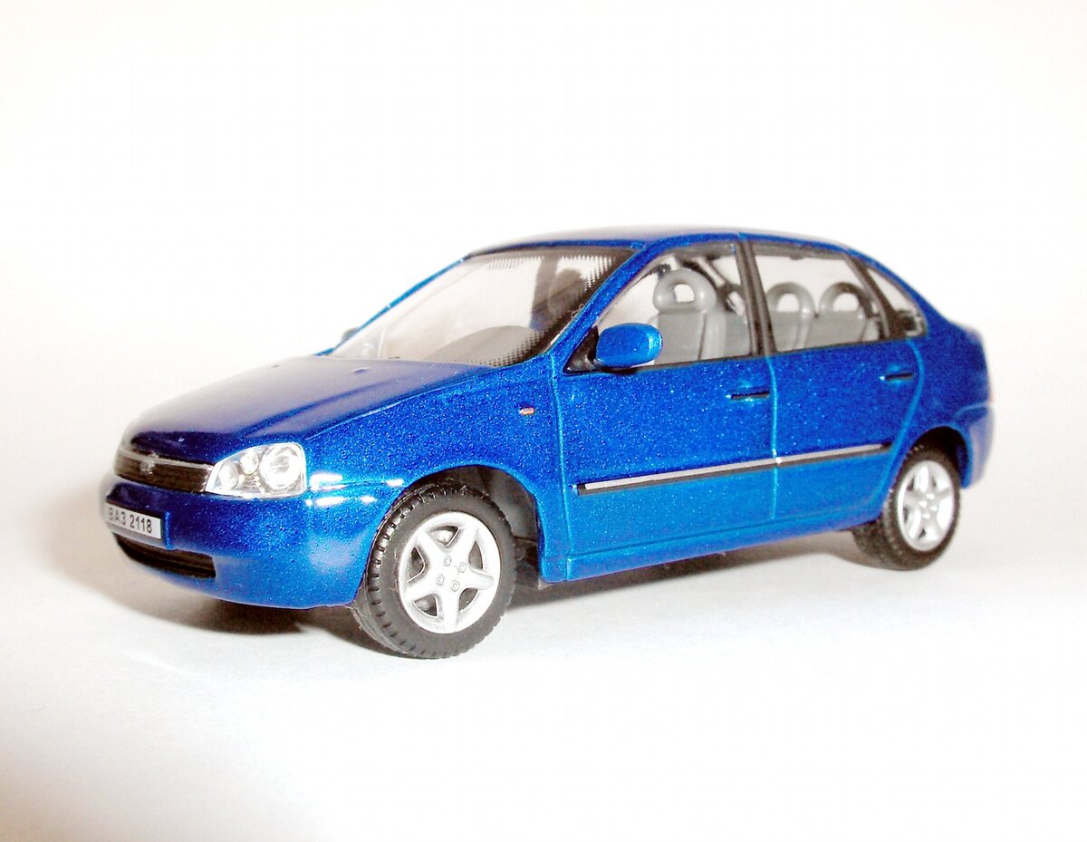 Зимой 2006-го - я принес домой Калину именно такого цвета. Увы, сейчас она в ином мире. Только совсем недавно мне удалось вновь приобрести эту машинку для коллекции, теперь она у меня зеленая. 