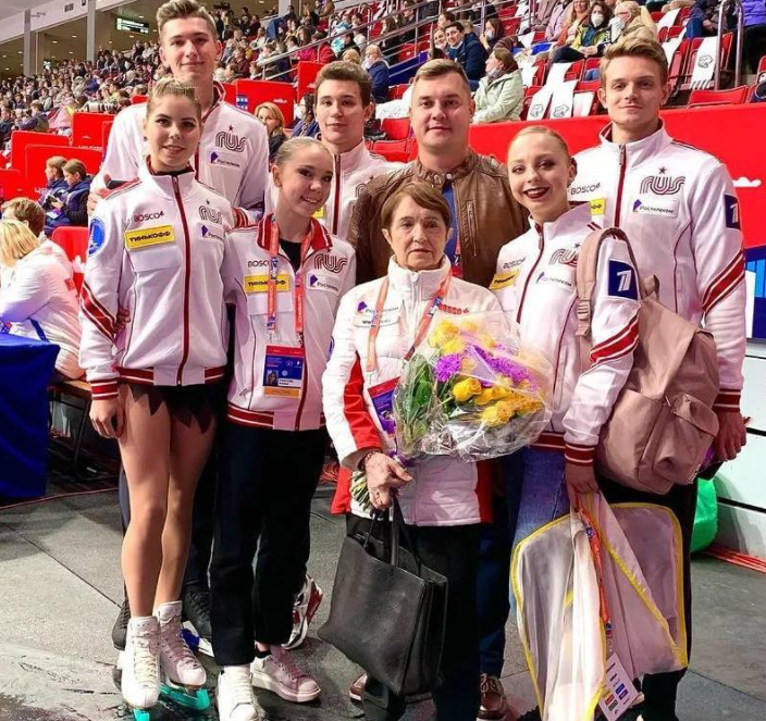 Тамара Москвина в окружении учеников