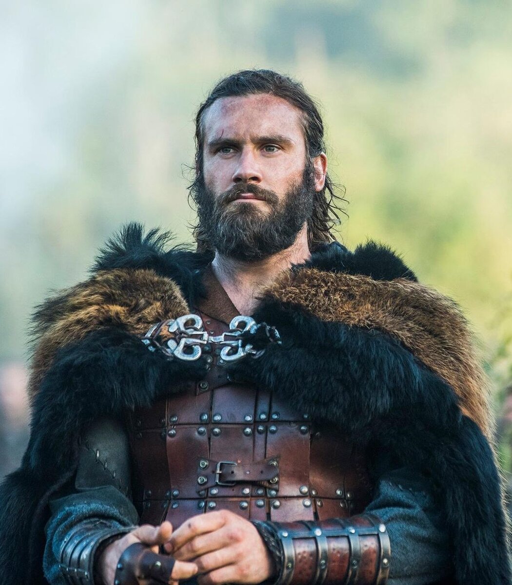 В сериале «Викинги» Клайв Стэнден играет Ролло. Рольф Пешеход - один из прототипов этого персонажа
