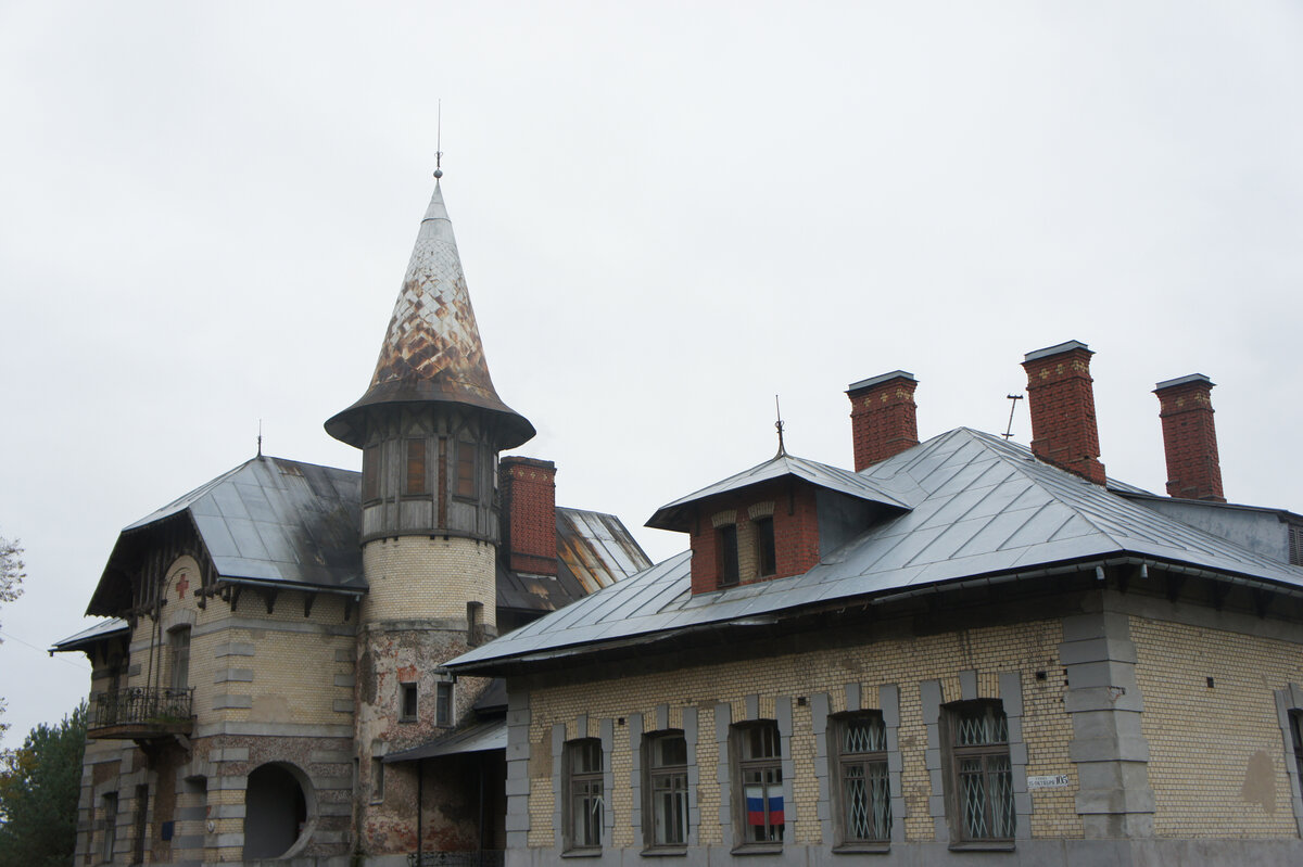 Здание бывшей больницы. Все фото автора. Листайте галерею >>