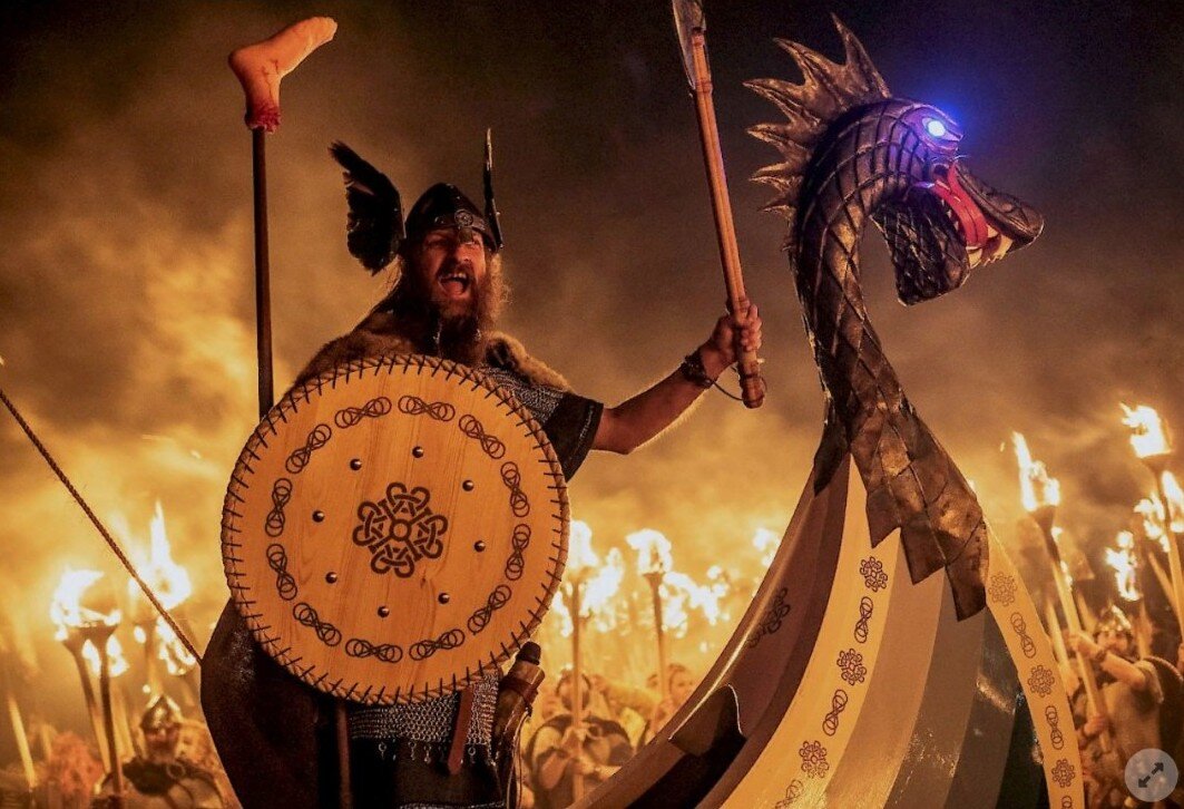 Викинги празднуются на фестивалях огня Ап Хелли Аа