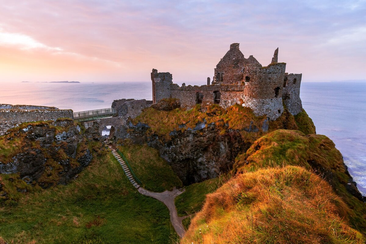 Castle ireland. Замок Данлюс Северная Ирландия. Замок Касл Ирландия. Замок Данлюс Антрим Ирландия. Графство Антрим Северная Ирландия.