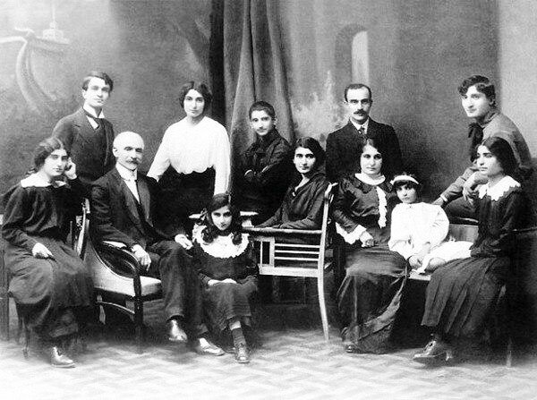 Семья Ованеса Туманяна - жена, четыре сына и шесть дочерей. Источник armmuseum.ru
